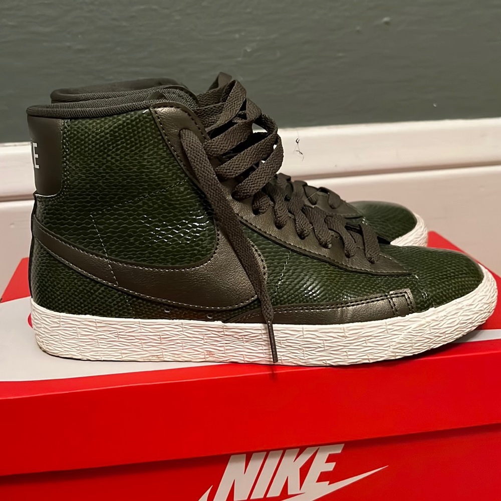 Nike mid blazer in Emerald snake size 7.5